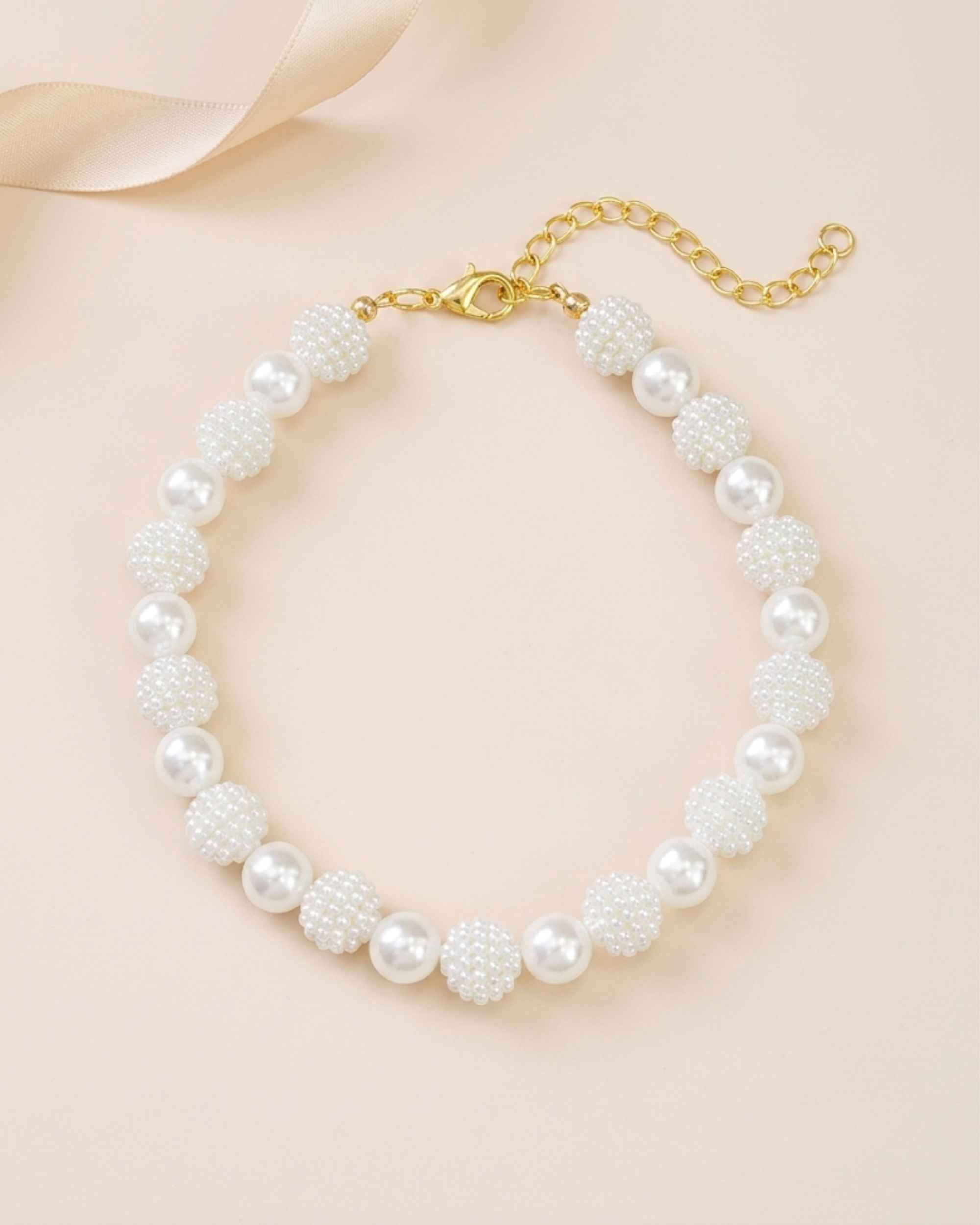 White faux-pearl pet necklace with textured pearl beads, gold-tone lobster clasp and adjustable extension chain